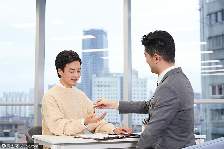 房產中介遞交鑰匙給客戶