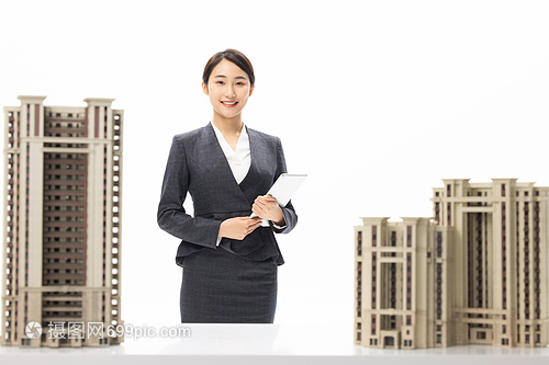 美女房產(chǎn)中介手拿平板介紹
