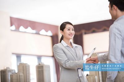 自信的房產(chǎn)經(jīng)紀(jì)人和顧客握手